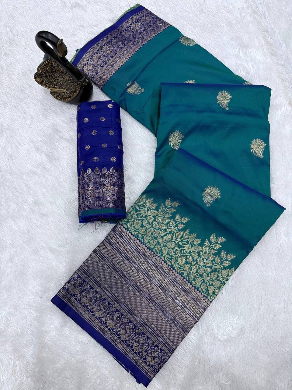 Sumptuous Rama Pure Zari Weaving Banarasi Silk Saree With Stunning Blouse Piece - Image 5