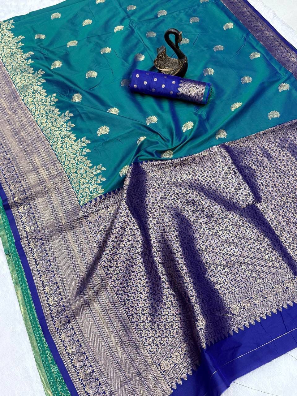 Sumptuous Rama Pure Zari Weaving Banarasi Silk Saree With Stunning Blouse Piece - Image 6