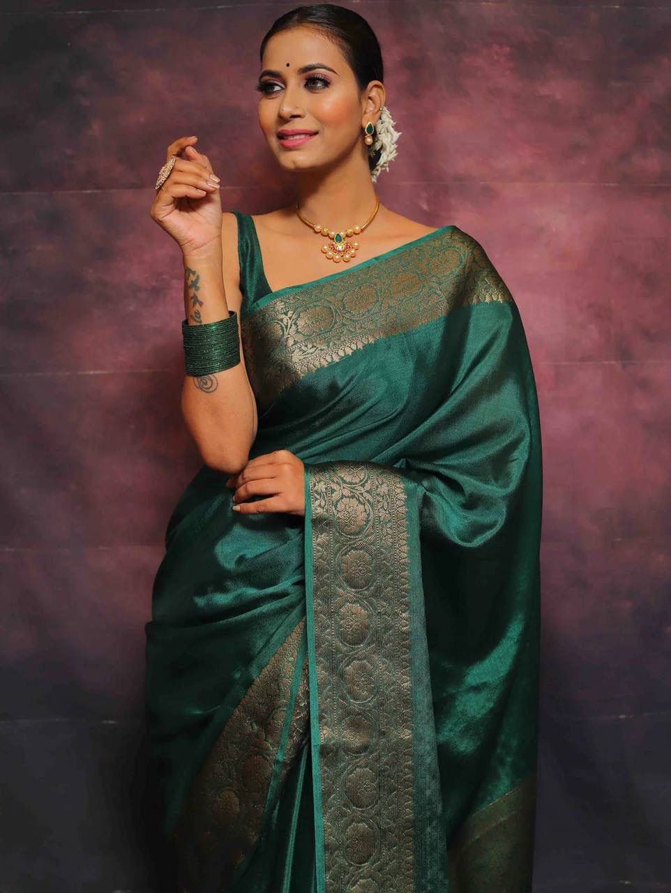 Sumptuous Rama Soft Silk Saree With Felicitous Blouse Piece - Image 2