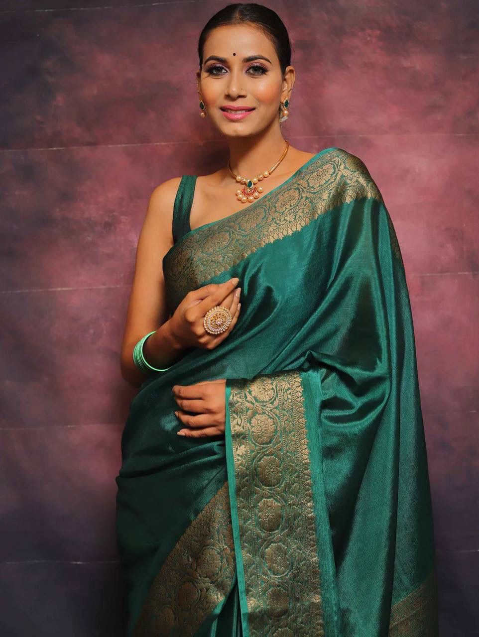 Sumptuous Rama Soft Silk Saree With Felicitous Blouse Piece - Image 6
