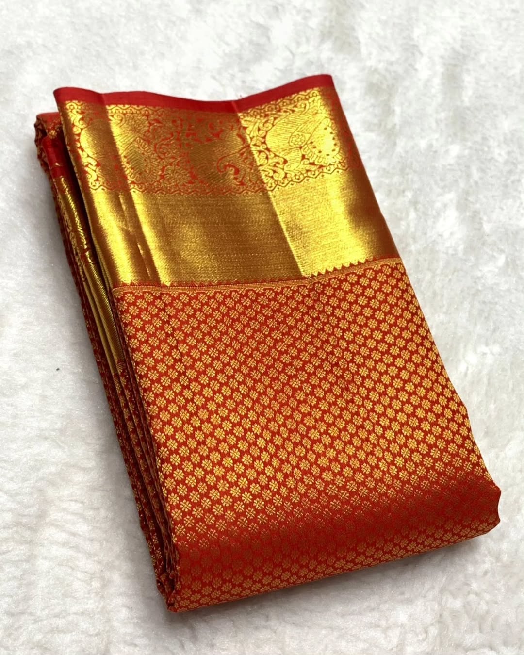 Sumptuous Red Soft Banarasi Silk Saree With Bewitching Blouse Piece - Image 2