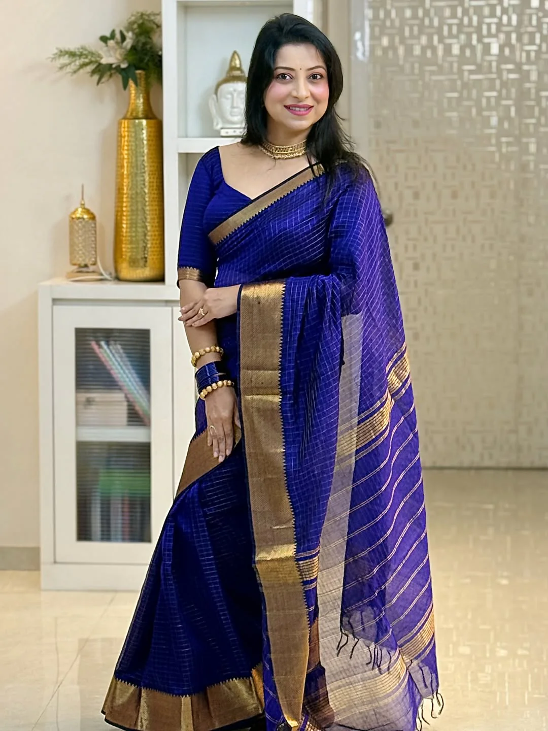 Supernal Royal Blue Soft Silk Saree With Pleasant Blouse Piece - Image 3