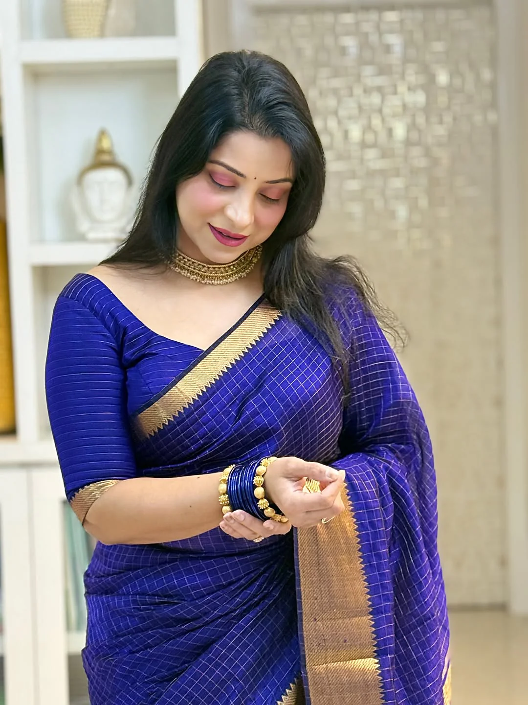 Supernal Royal Blue Soft Silk Saree With Pleasant Blouse Piece - Image 4