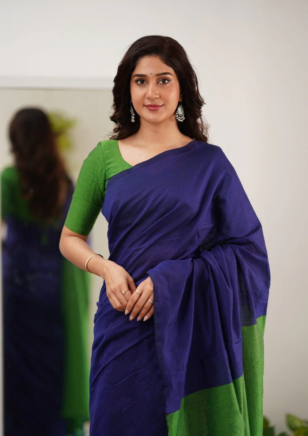 Surpassing Navy Blue Cotton Silk Saree With Blissful  Blouse Piece - Image 2