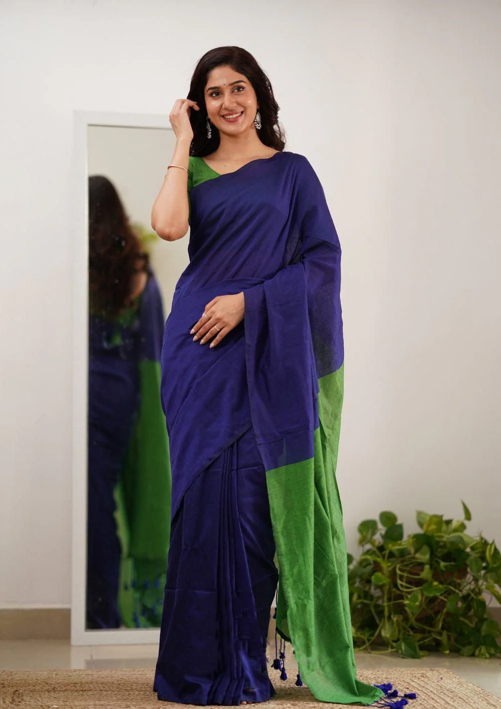Surpassing Navy Blue Cotton Silk Saree With Blissful  Blouse Piece - Image 3