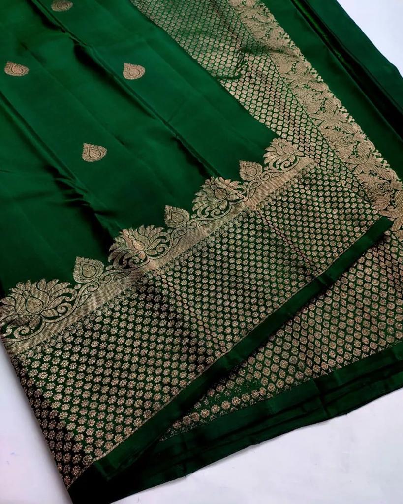 Symmetrical Dark Green Soft Silk Saree With Susurrous Blouse Piece - Image 2