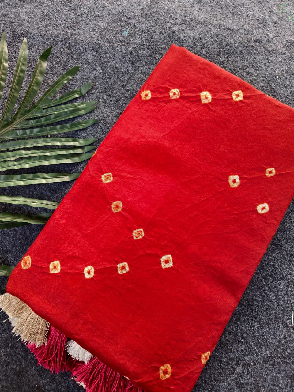 Symmetrical Red Cotton Silk Bandhani Printed Saree With Dalliance Blouse Piece - Image 2