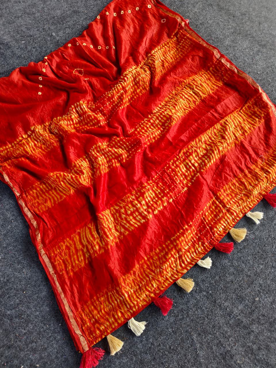 Symmetrical Red Cotton Silk Bandhani Printed Saree With Dalliance Blouse Piece - Image 3