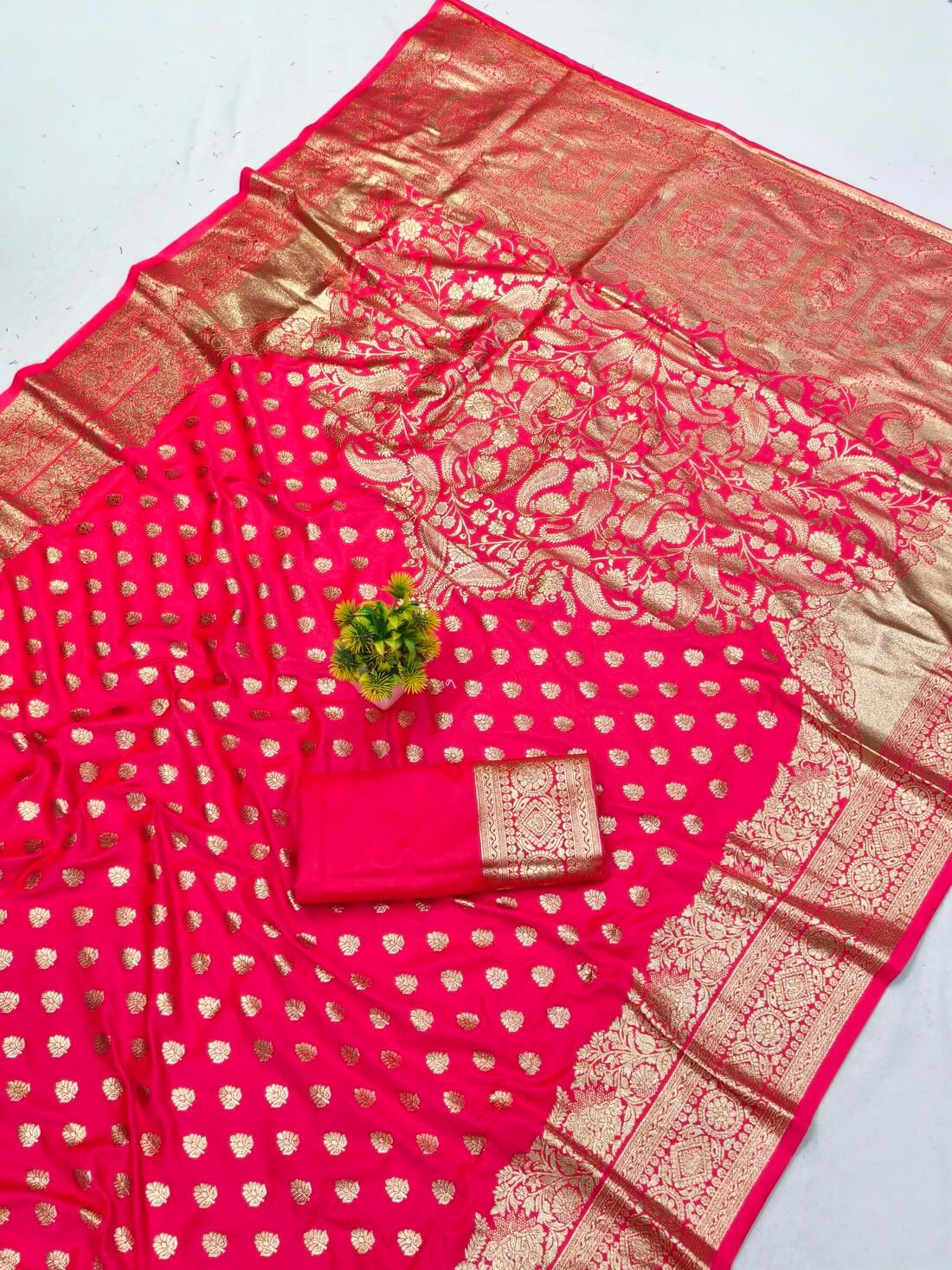Tantalizing Dark Pink Pure Zari Weaving Banarasi Silk Saree With Gleaming Blouse Piece - Image 3