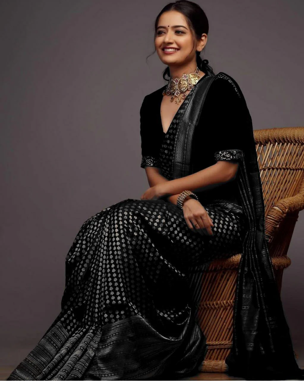 Tempting Black Soft Silk Saree With Devastating Blouse Piece - Image 2