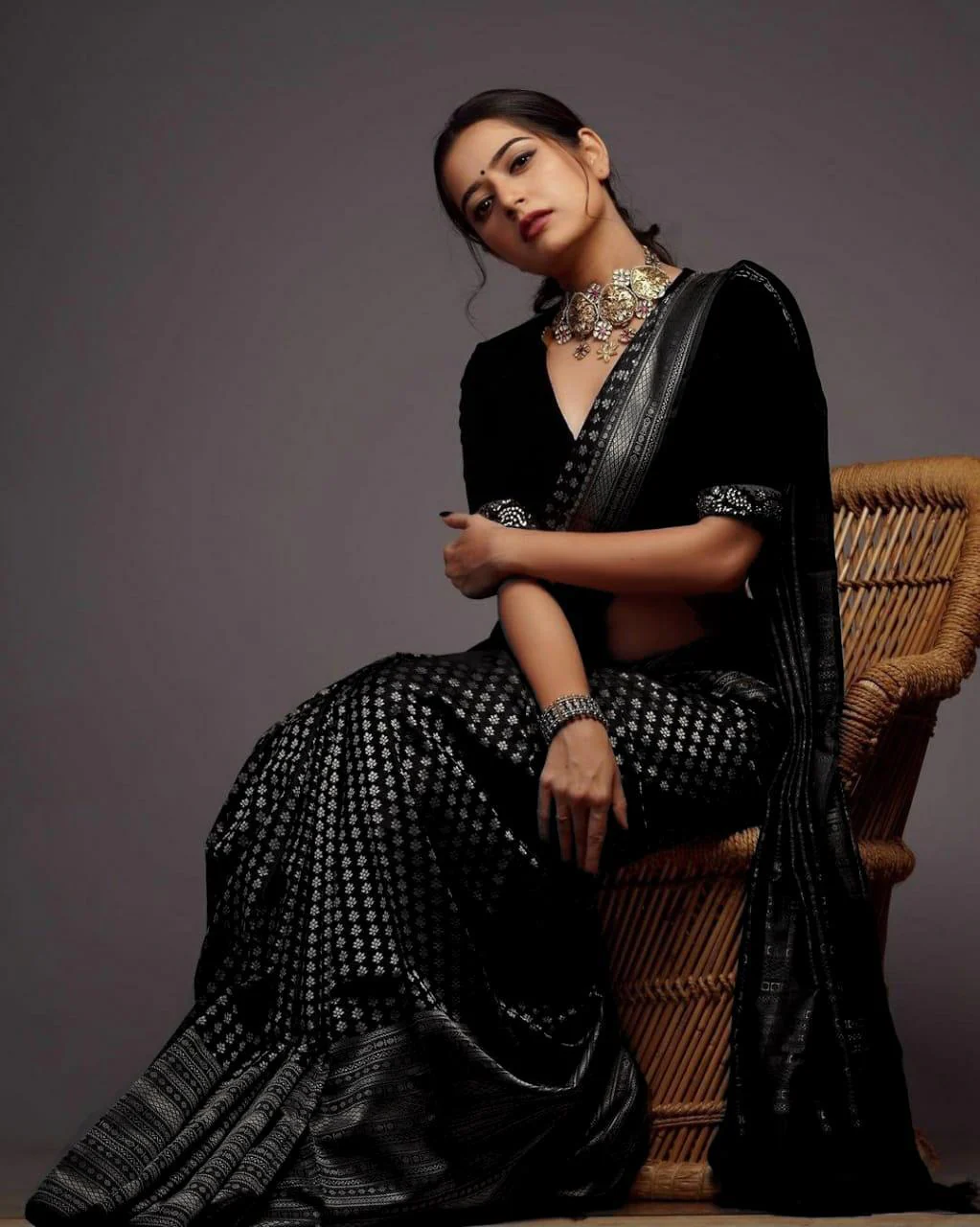 Tempting Black Soft Silk Saree With Devastating Blouse Piece - Image 3