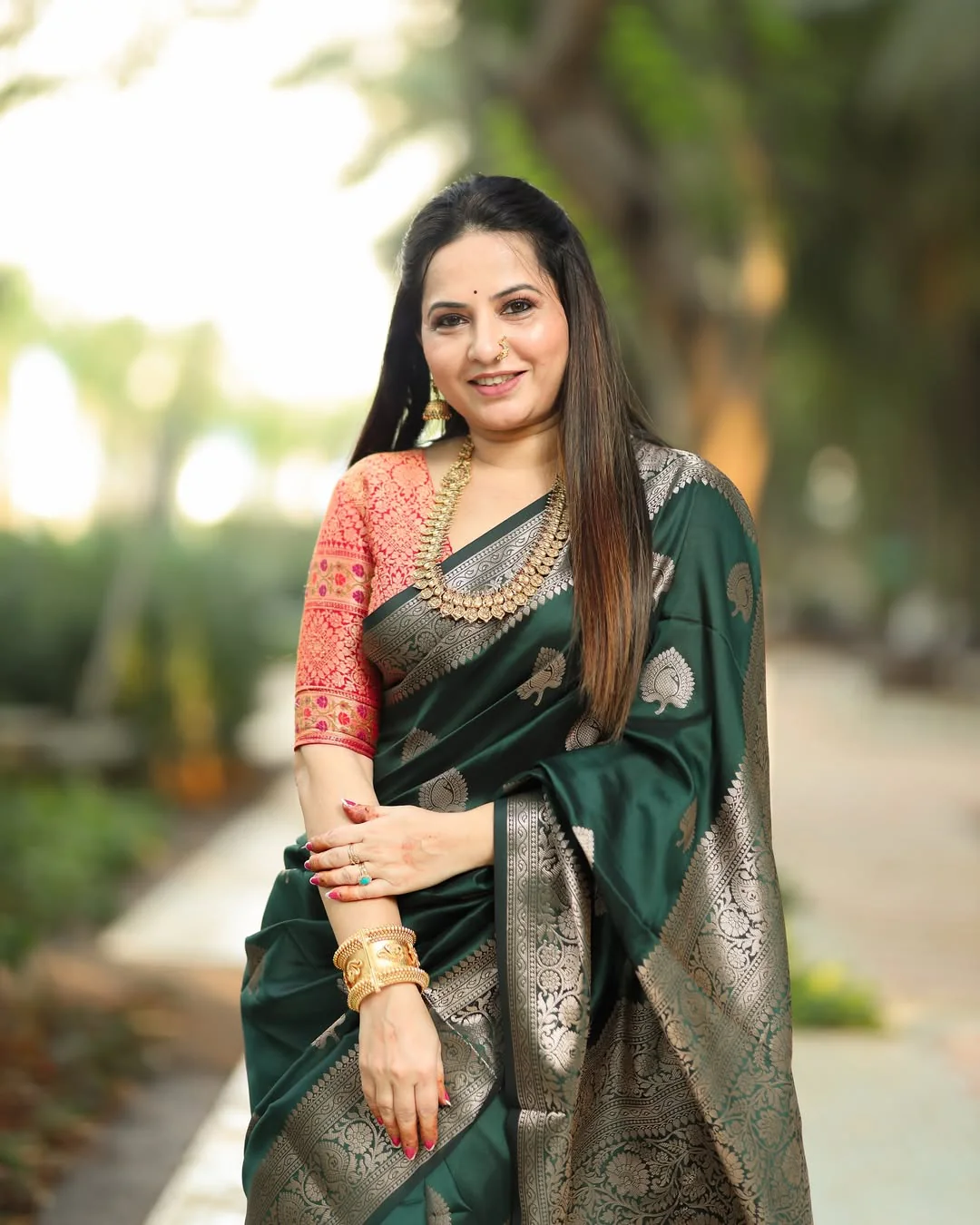 Tremendous Dark Green Soft Silk Saree With Stunning Blouse Piece - Image 4