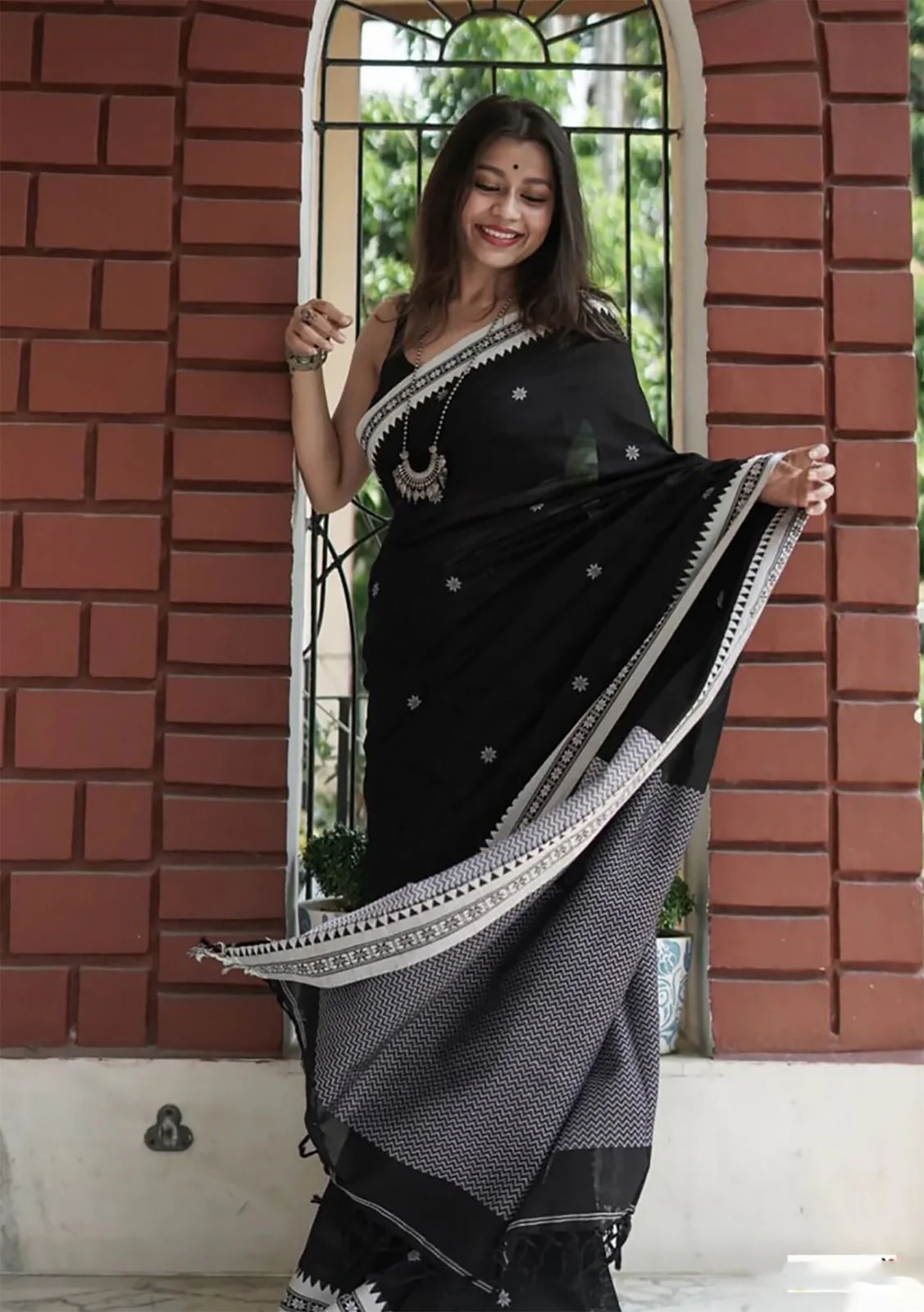 Twirling Black Cotton Silk Saree With Opulent Blouse Piece - Image 4