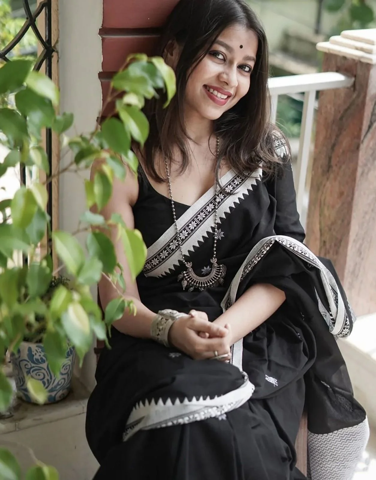 Twirling Black Cotton Silk Saree With Opulent Blouse Piece - Image 6