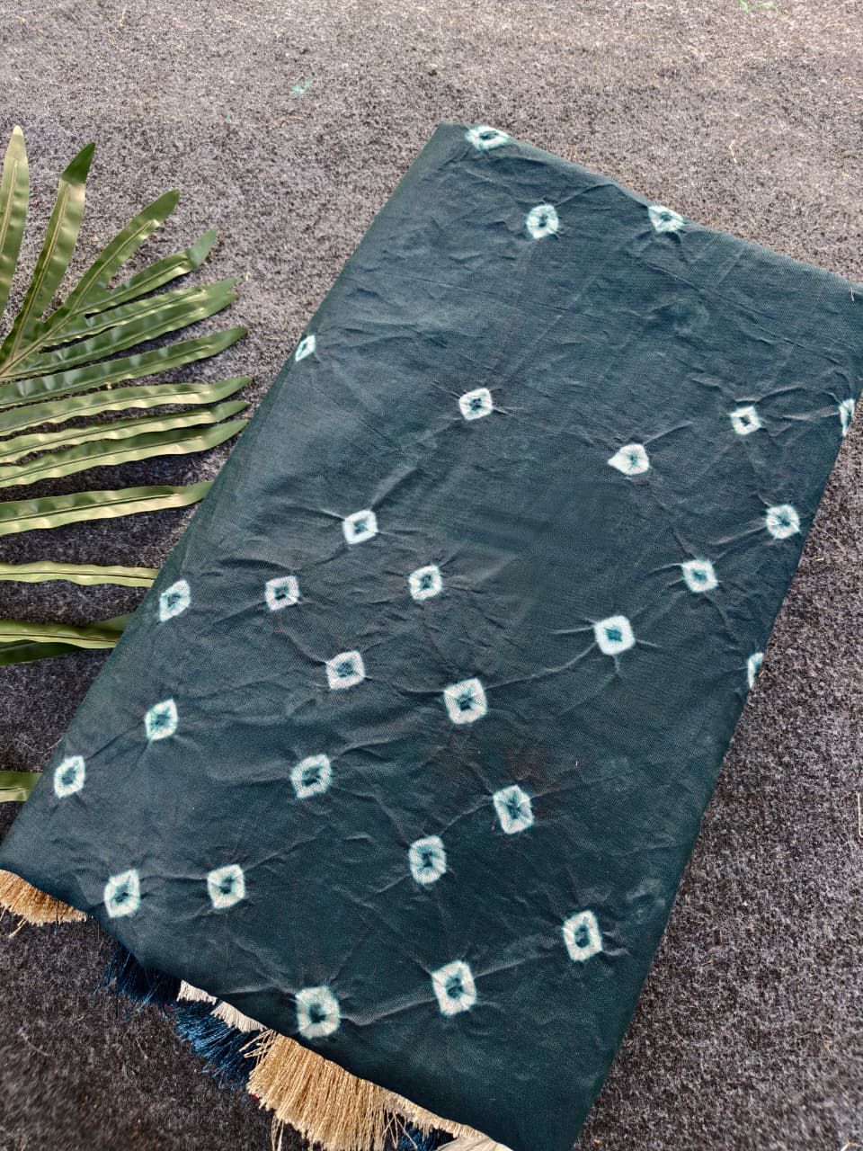 Twirling Grey Cotton Silk Bandhani Printed Saree With Amiable Blouse Piece - Image 2