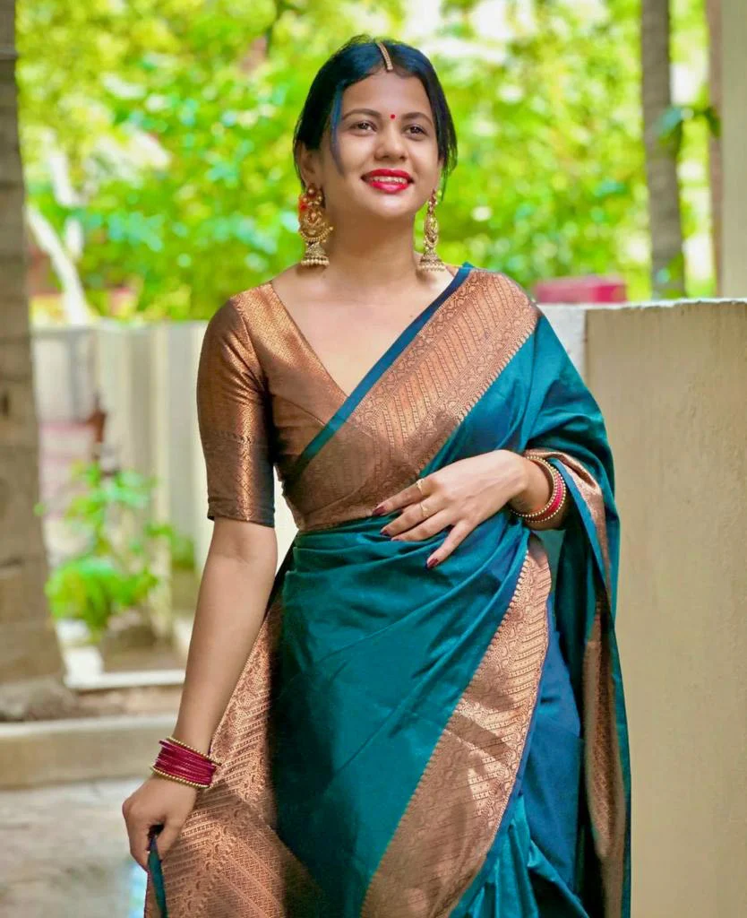 Twirling Rama Soft Silk Saree With Ebullience Blouse Piece - Image 3