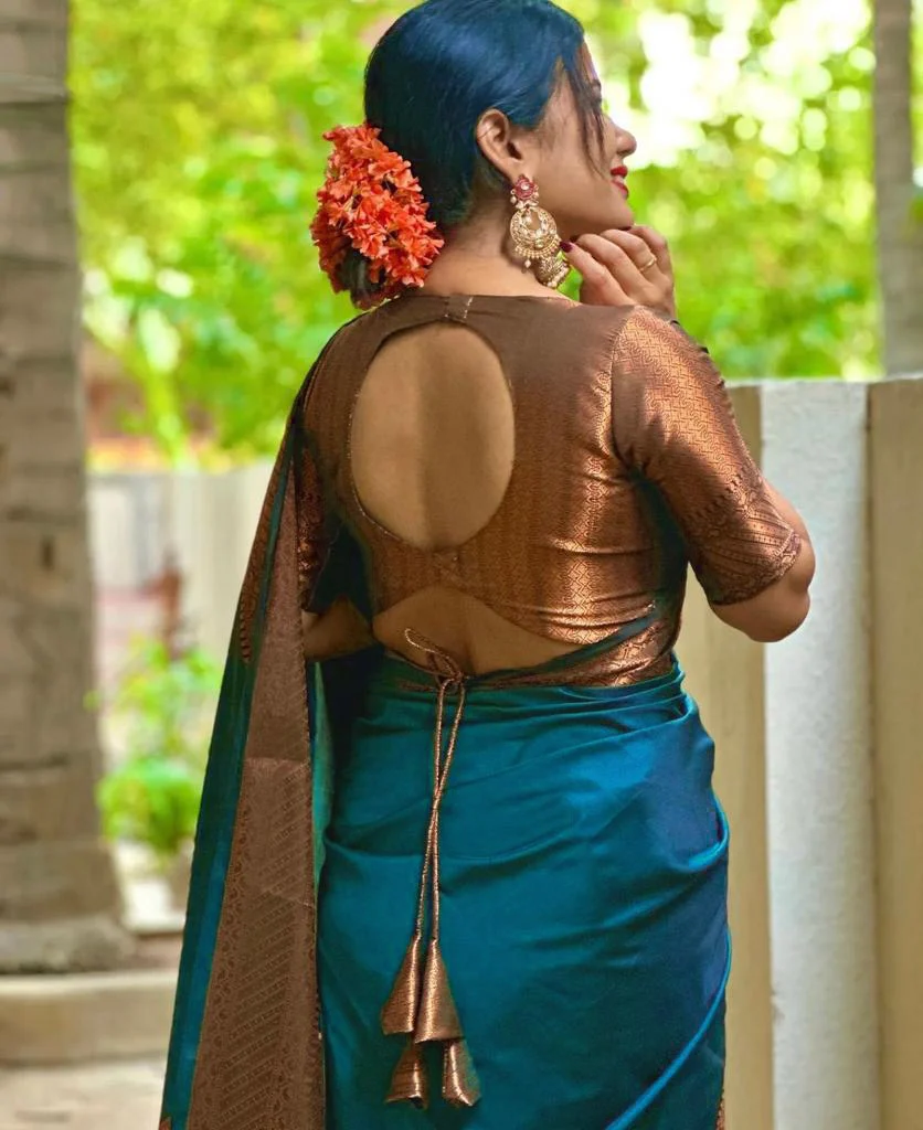 Twirling Rama Soft Silk Saree With Ebullience Blouse Piece - Image 4