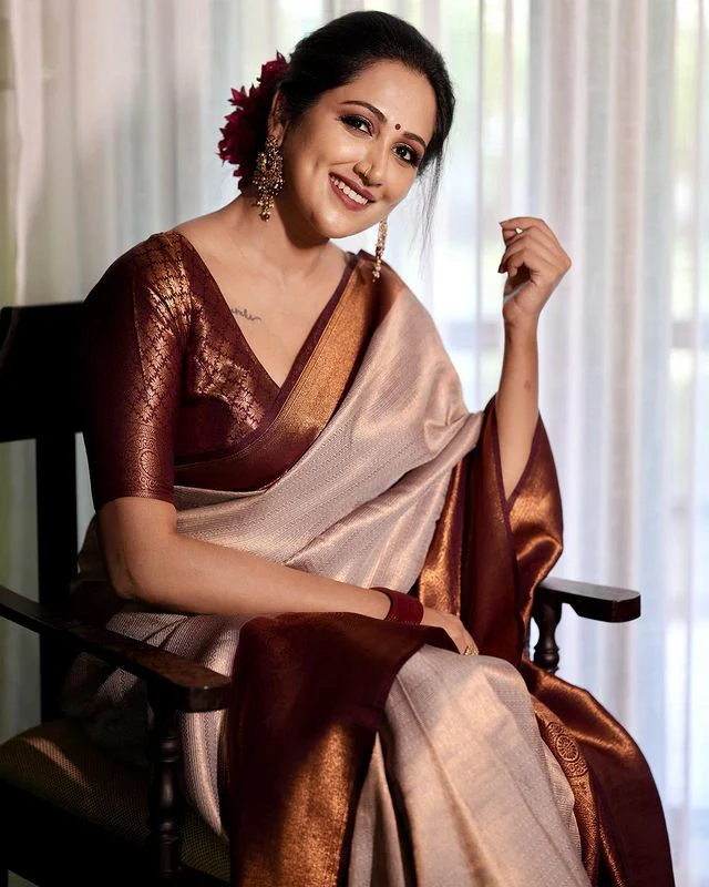 Unique Beige Soft Silk Saree With Extraordinary Blouse Piece - Image 5