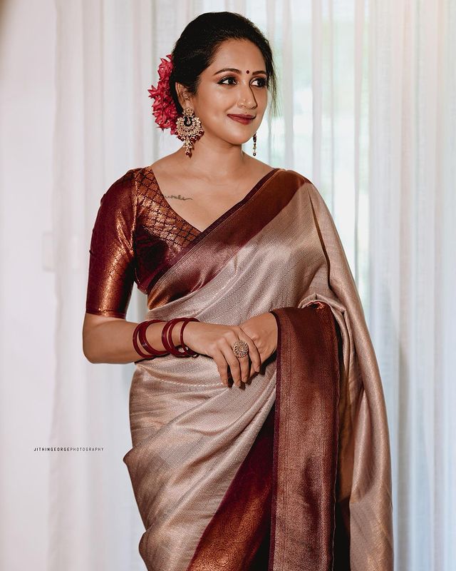 Unique Beige Soft Silk Saree With Extraordinary Blouse Piece - Image 6