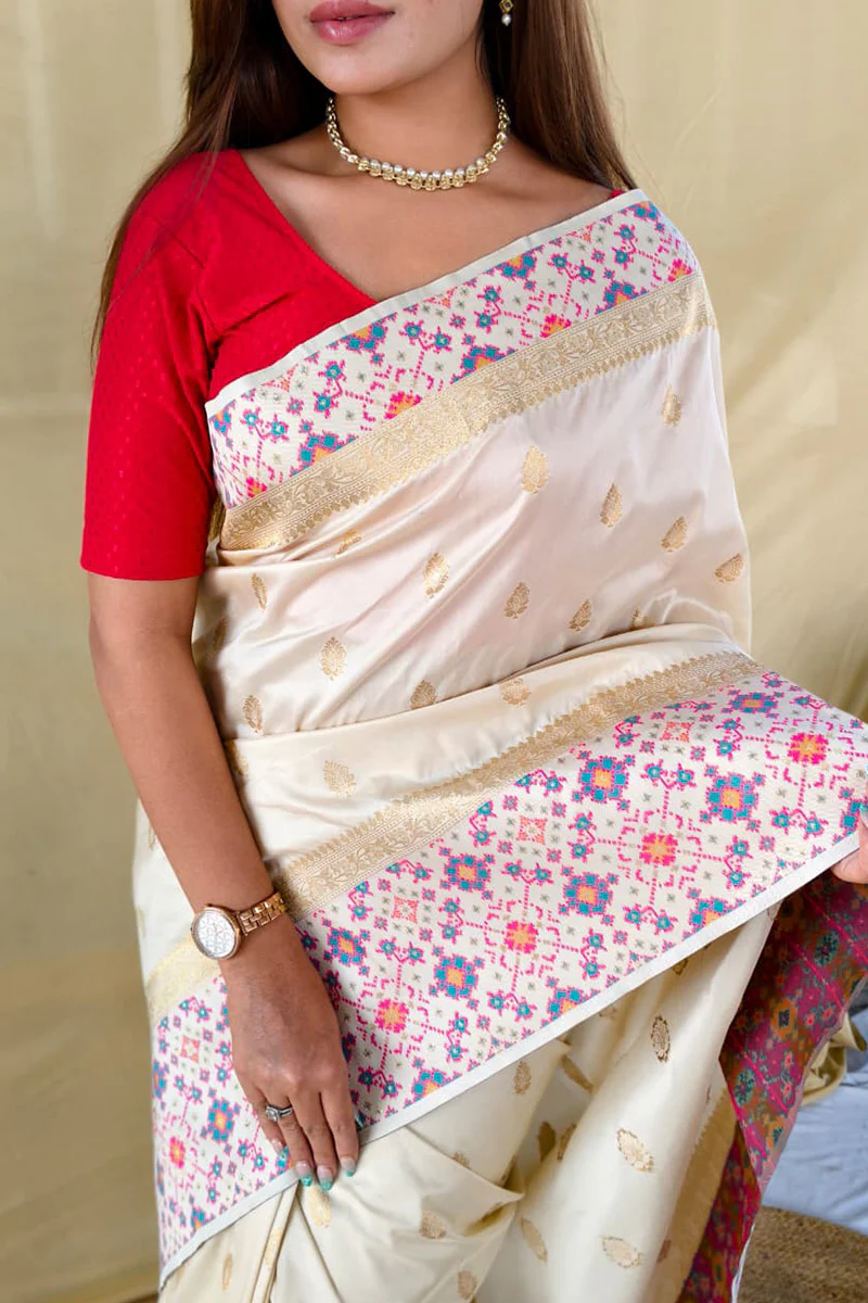 Unique Off White Pure Zari Weaving Banarasi Silk Saree With Girlish Blouse Piece - Image 3