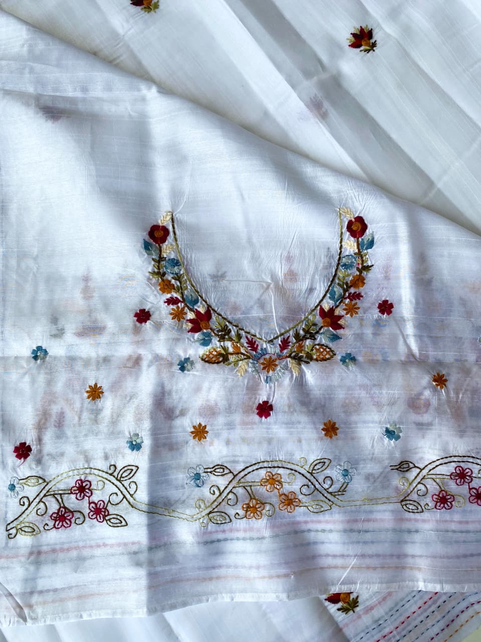 Verdant White Embroidery Work Tussar Silk Saree With Stunner Blouse Piece - Image 2