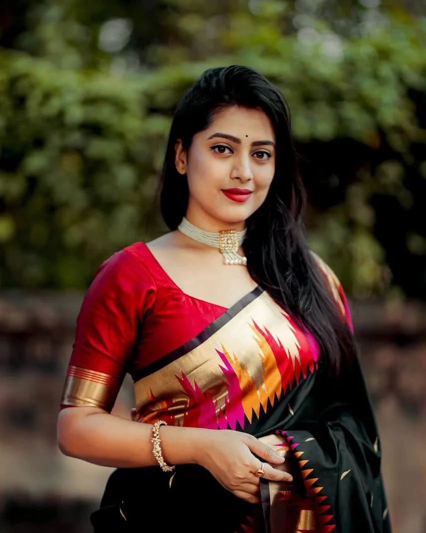 Vestigial Black Soft Silk Saree With Fragrant Blouse Piece - Image 3