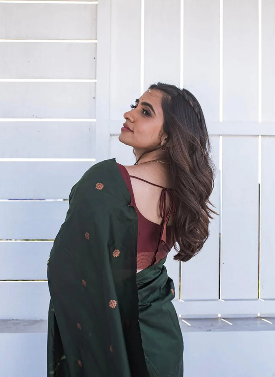Vestigial Dark Green Soft Silk Saree With Staggering Blouse Piece - Image 4