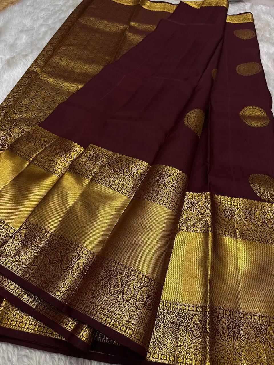 Vestigial Wine Pure Zari Weaving Banarasi Silk Saree With Mesmerising Blouse Piece - Image 2