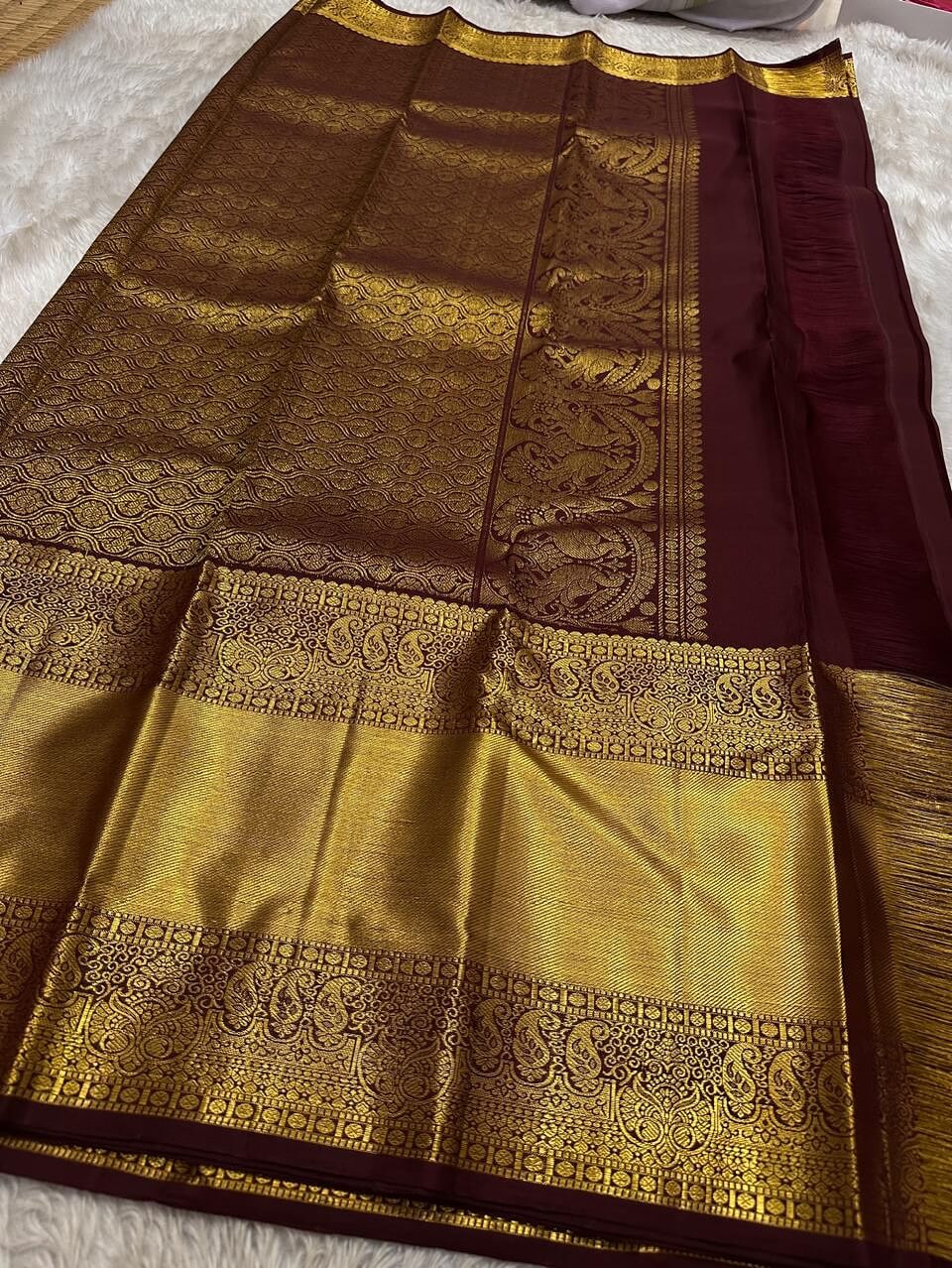 Vestigial Wine Pure Zari Weaving Banarasi Silk Saree With Mesmerising Blouse Piece - Image 4