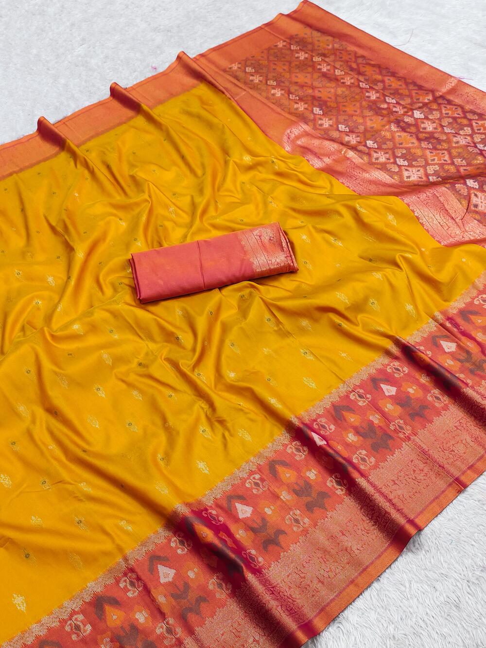 Vestigial Yellow Pure Zari Weaving Banarasi Silk Saree With Devastating Blouse Piece