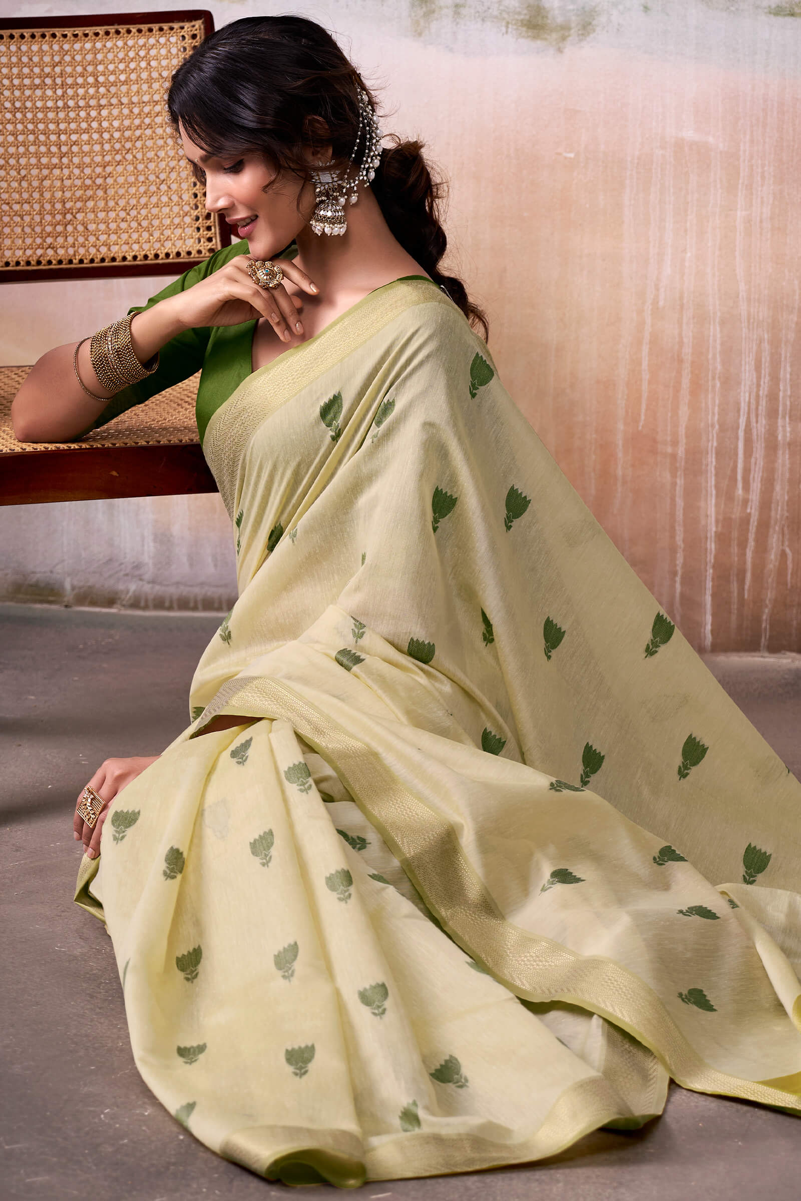 Vivacious Beige Cotton Silk Saree With Majesty Blouse Piece - Image 2