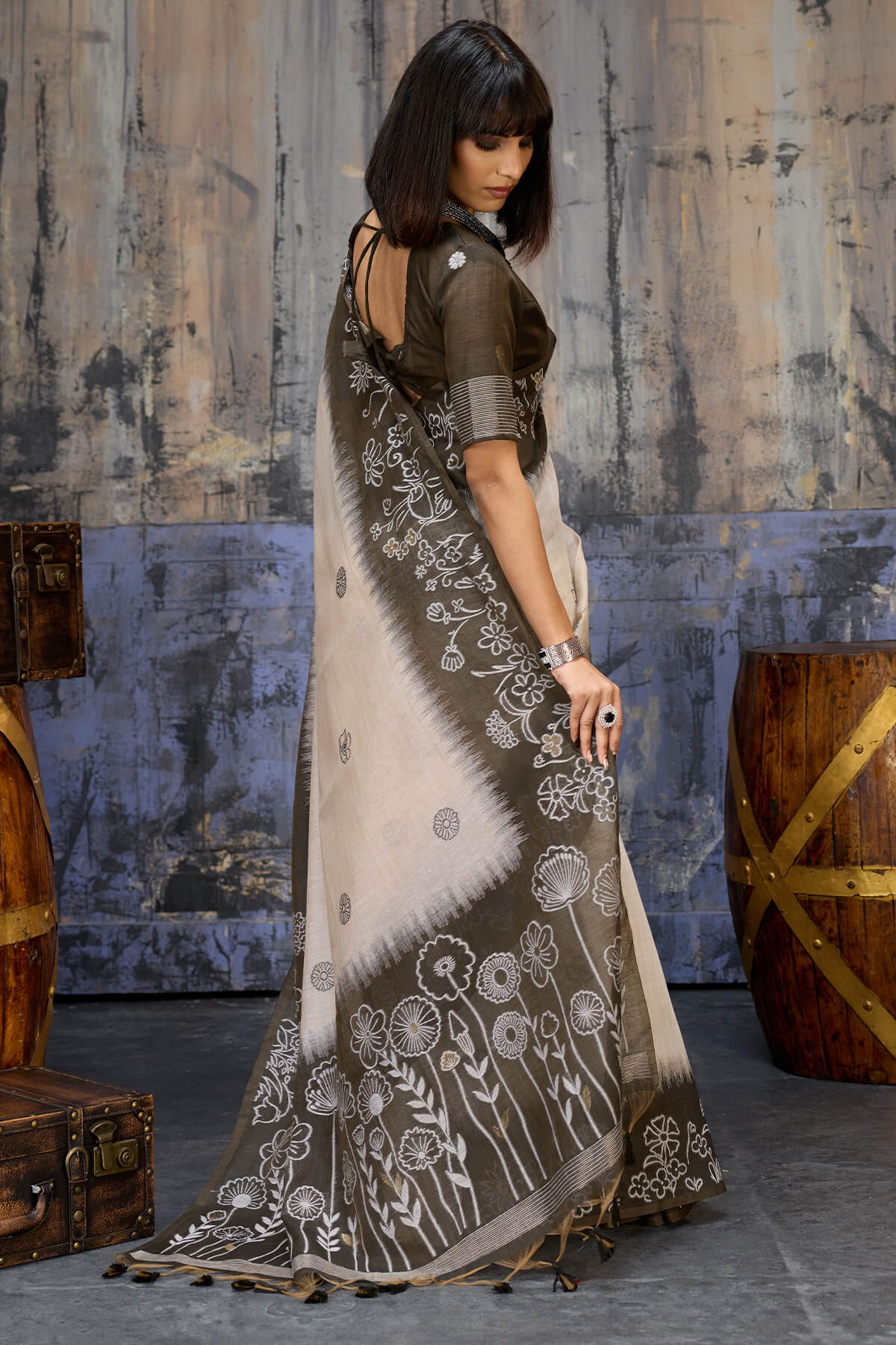 Wonderful Beige and Black Pure Munga Cotton Saree With Devastating Blouse Piece - Image 5