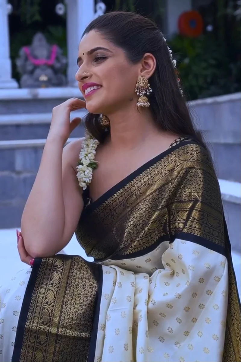 Wonderful Off White Soft Silk Saree With Desiring Blouse Piece - Image 5